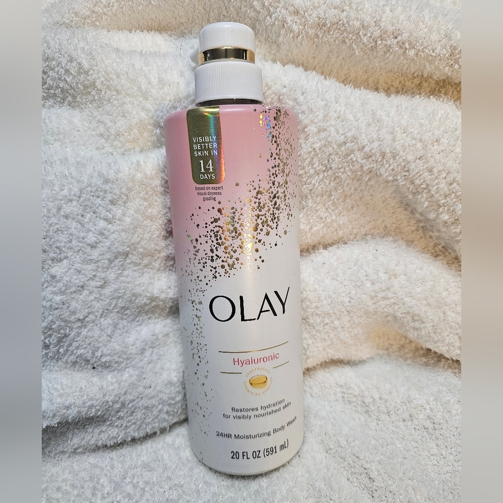 Olay Cleansing & Nourishing Body Wash with Vitamin B3 and Hyaluronic Acid.